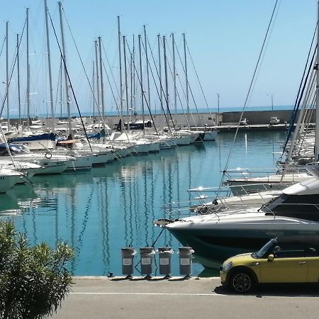 Joli studio bord de mer, clim, balcon, parking privé Menton Exterior foto